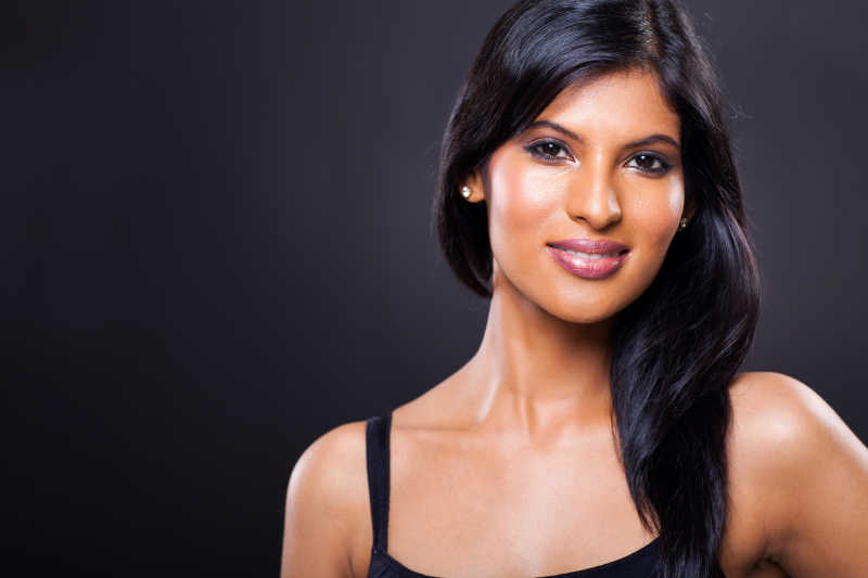 黑色背景下迷人的印度女人