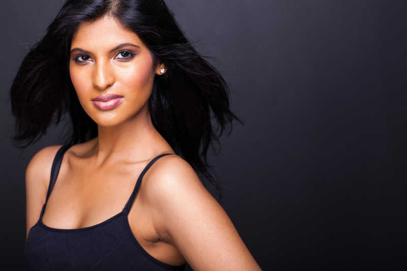 黑色背景有吸引力的印度女模特