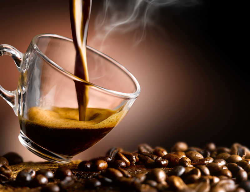 香浓的咖啡与咖啡豆