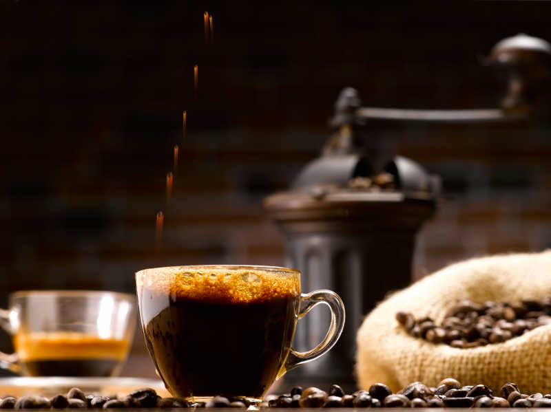 一杯满的白咖啡