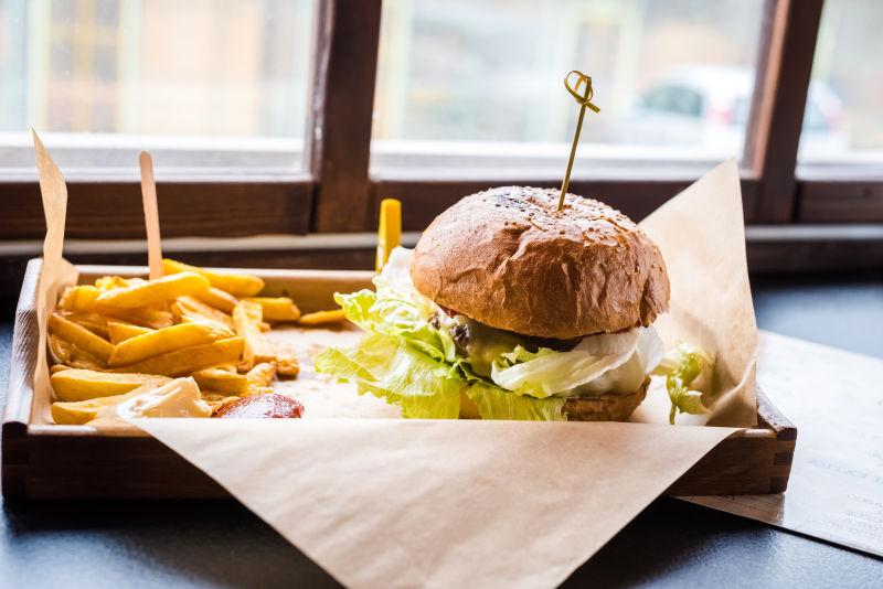 美味的汉堡快餐和炸薯条