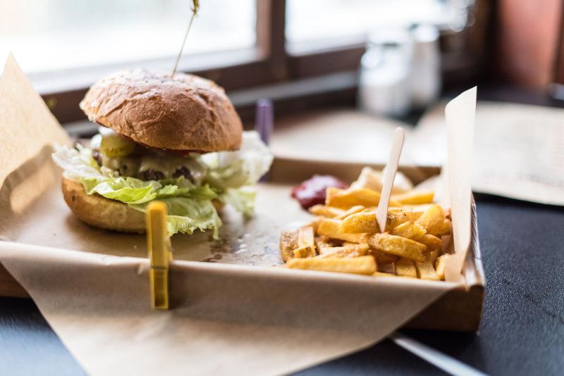 餐盘里美味的汉堡包和炸薯条