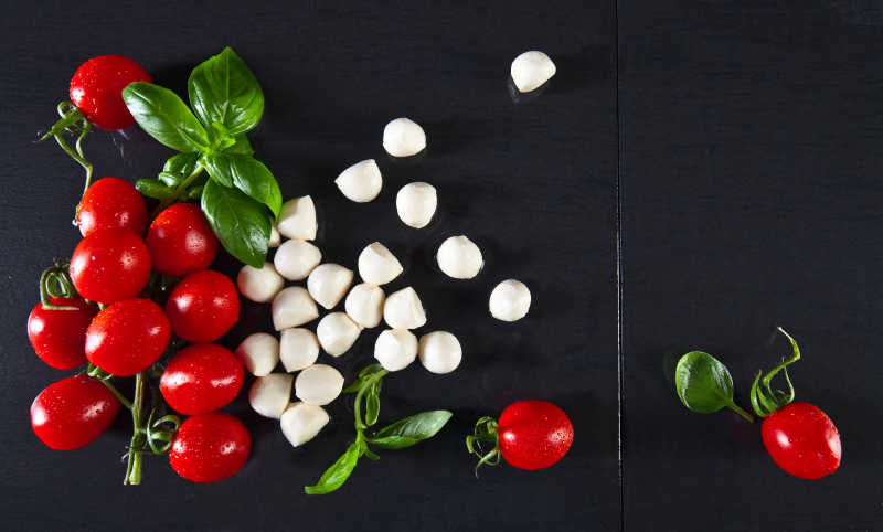 红色番茄和奶酪糖