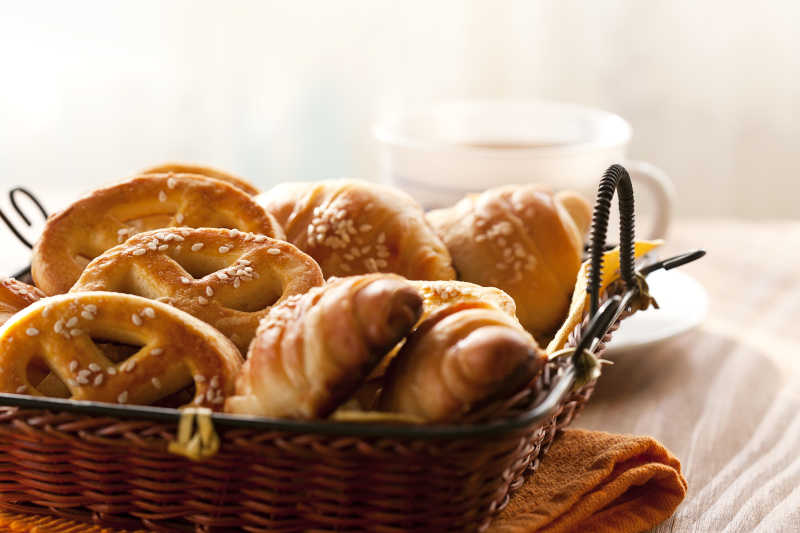 篮筐里的美味的早餐面包