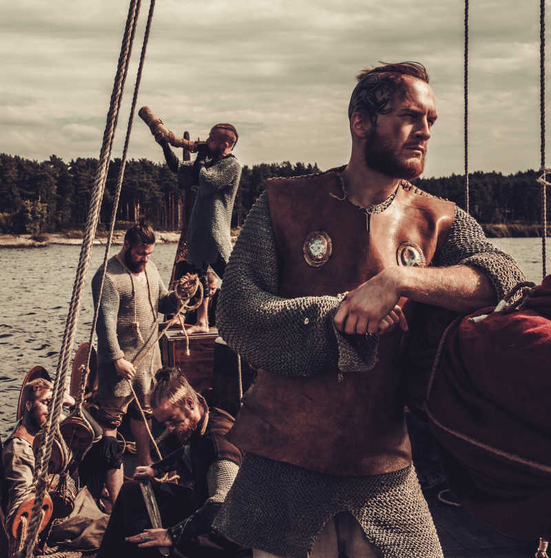 漂浮海上的海盗船与海盗