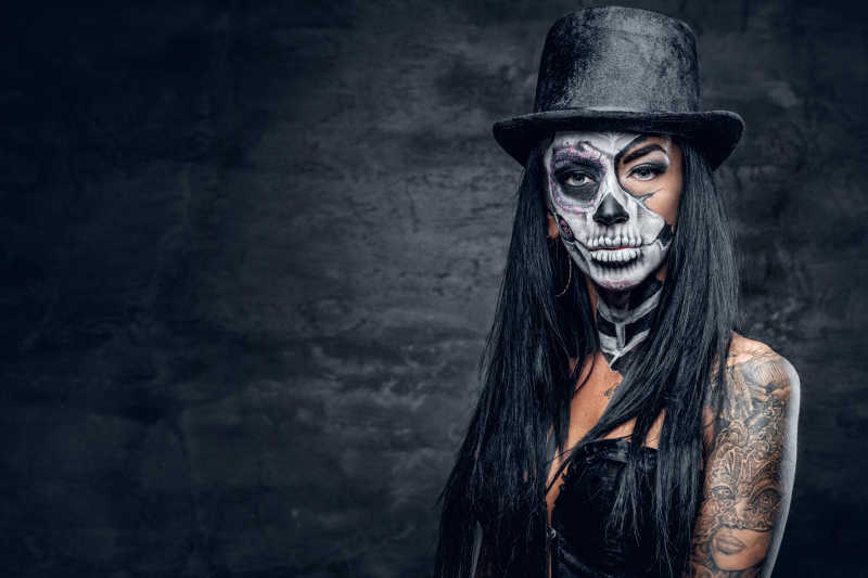 女人化妆成令人毛骨悚然的样子