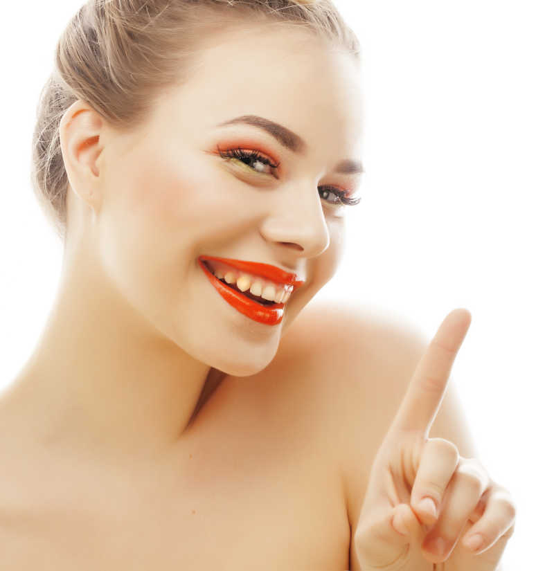 金发女人笑的很开心