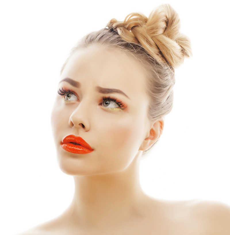 生气的金发女人