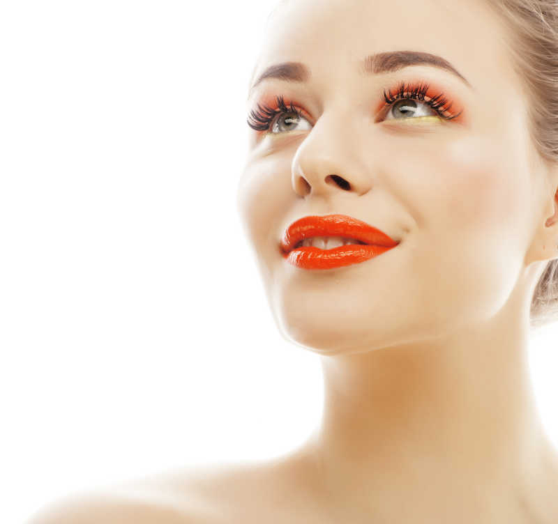 优雅微笑的金发女人