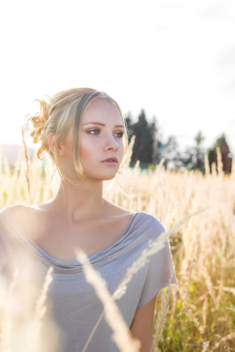 秋天田野中的美丽年轻的女人