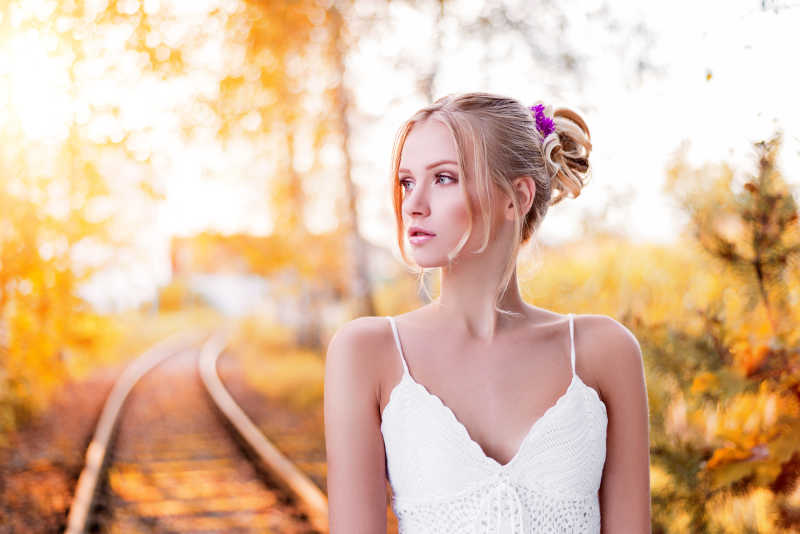 在秋天的小路上年轻漂亮的女人