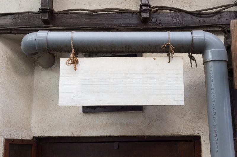 大空白广告牌挂在官道上