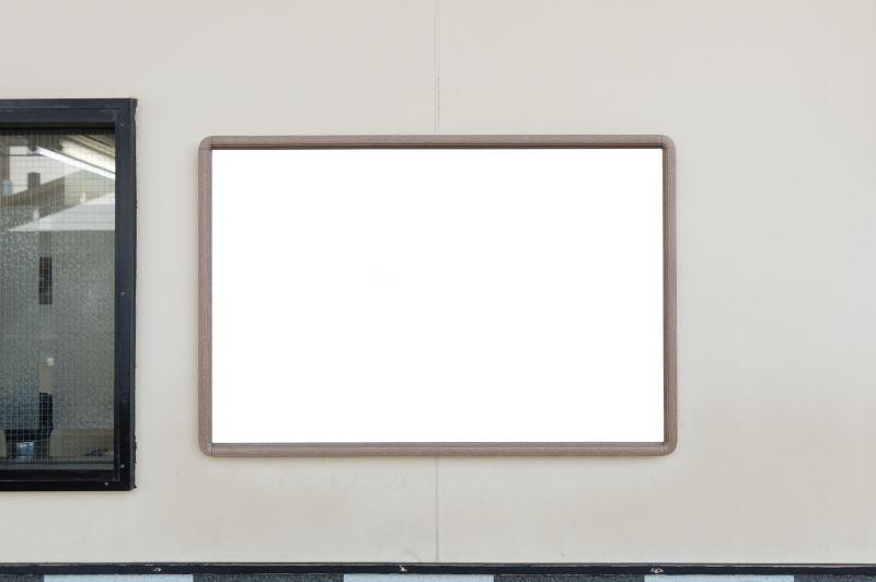 大空白广告牌在室内墙上