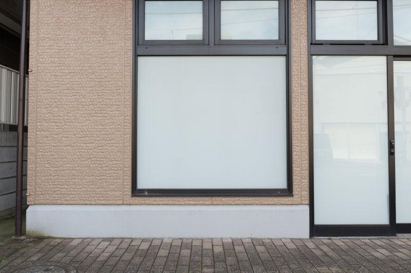 大片空白广告牌在街道墙上