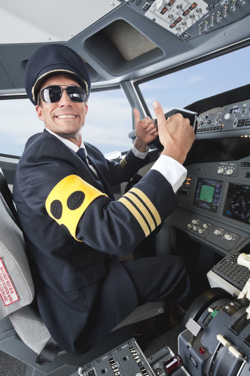 系列 创意图片 在飞机驾驶室内的飞行员飞机上一个男人在玩着地球仪