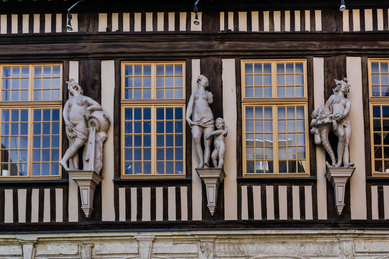 房屋门口的裸体艺术雕刻