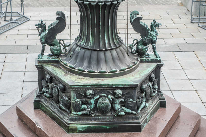 奥地利议会门口的青铜灯笼雕刻