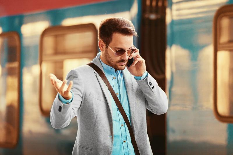 火车站打电话的男人