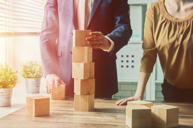 团队在模拟摩天大楼