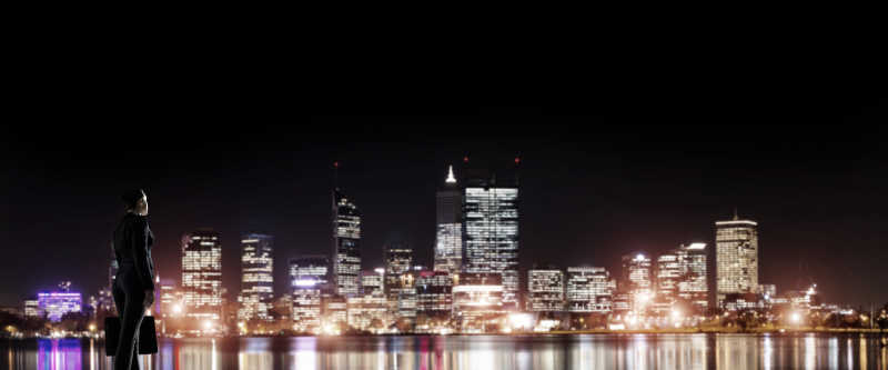 看着城市美丽夜景的年轻女人