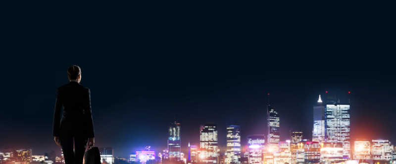 美丽城市夜景下的女人