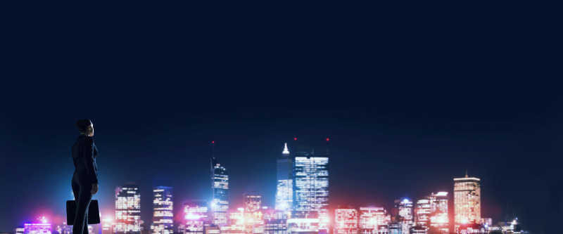 看着美丽夜景的城市女性