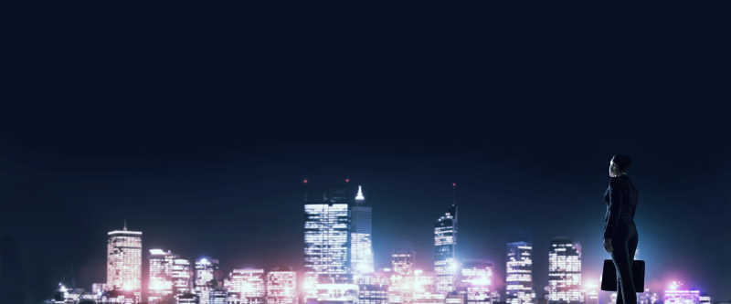 城市夜色下的女人