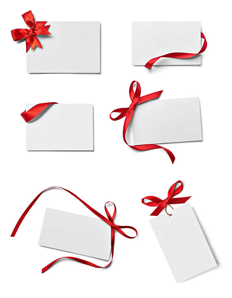 白色背景上系着红丝带的空白卡片和标签