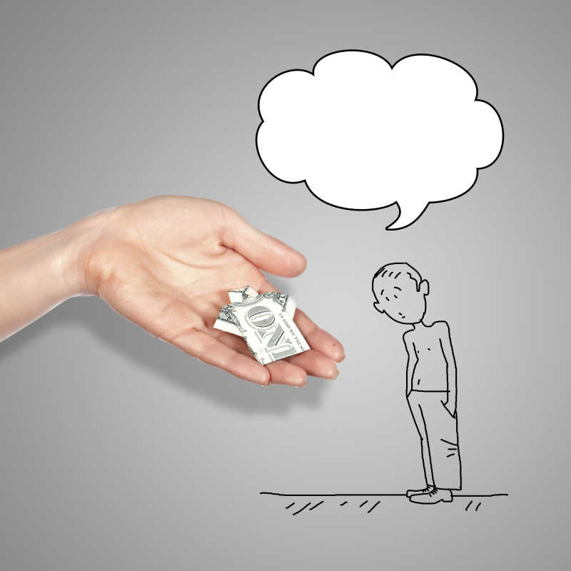 手上拿着用纸币叠成的衣服