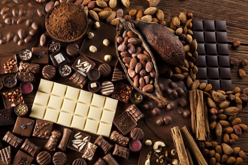 木桌上不同种类的巧克力和香料