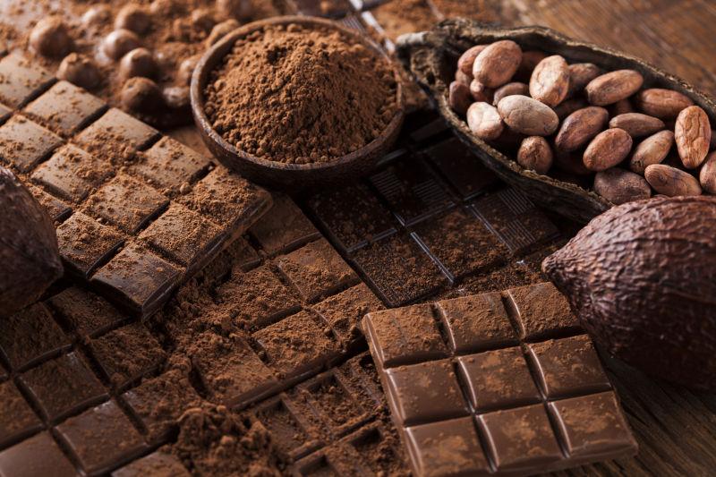 黑色的巧克力和坚果香料