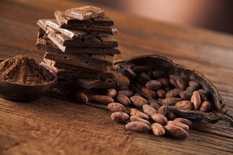 木桌上的巧克力豆和香料