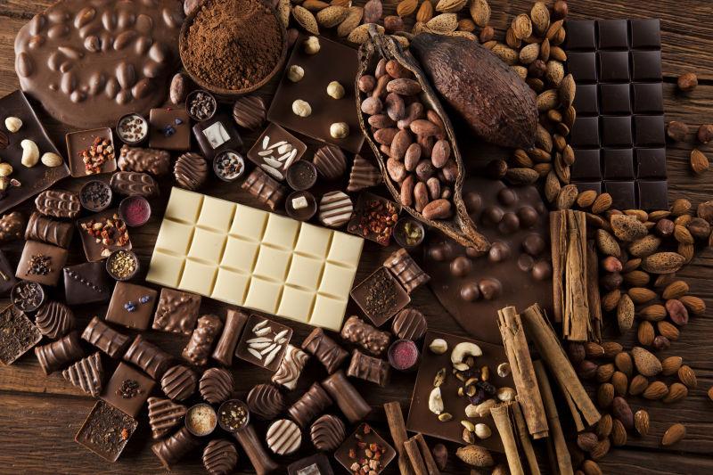 木质桌板上的美味的自制巧克力和香料