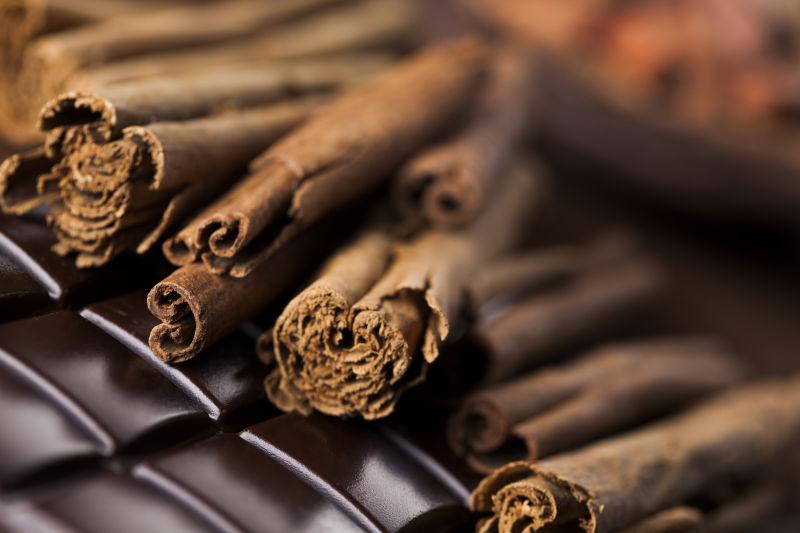 黑色的巧克力和桂皮