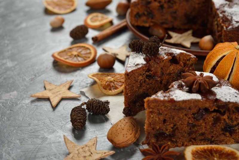 黑木质上的巧克力蛋糕