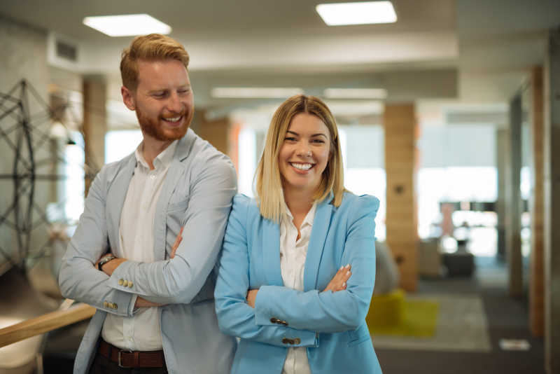 办公室里的一对外国情侣