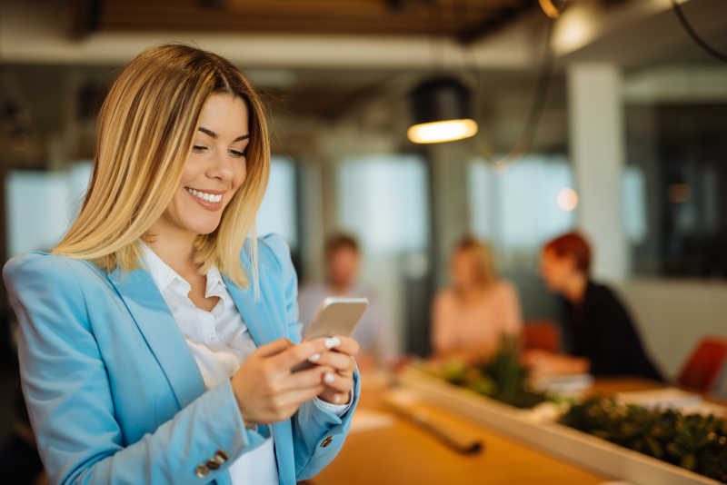 办公室里在发短信的金发职员