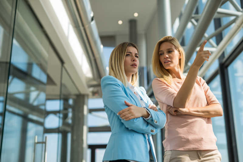 公司里两个女同事在议论