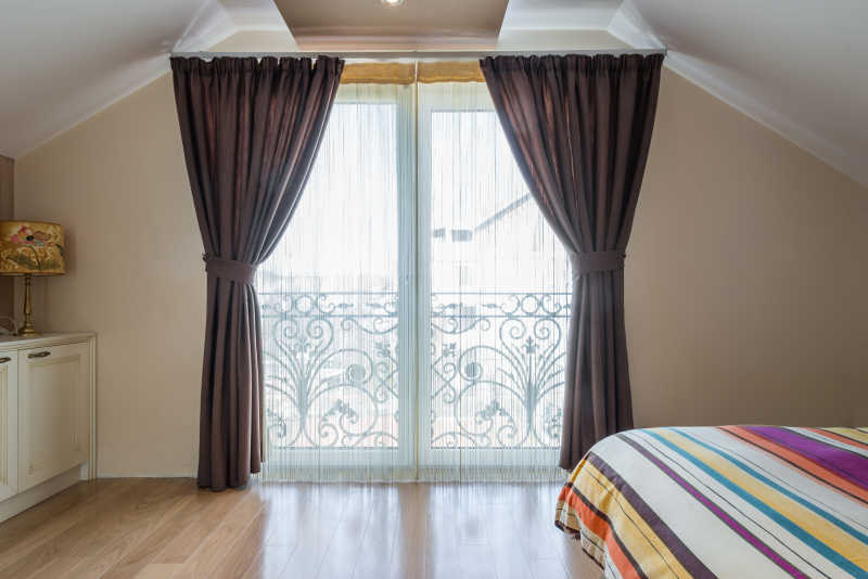 卧室的棕色的窗帘