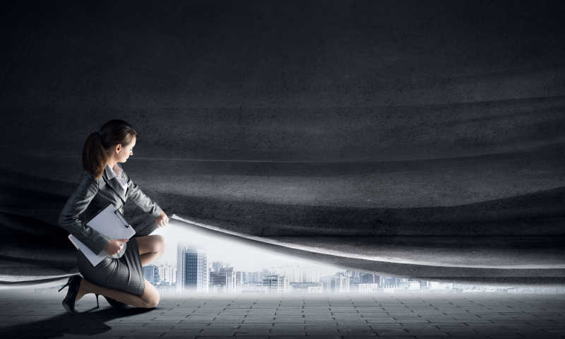 美女在拉黑色窗帘