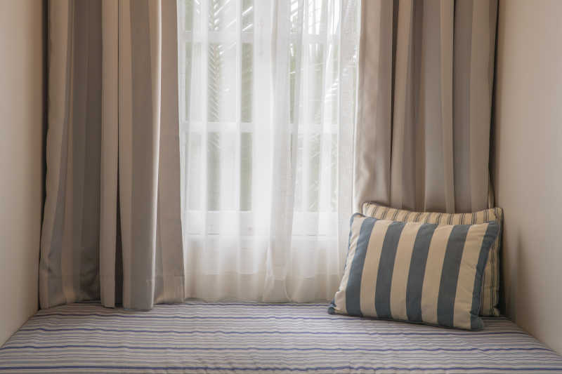 客厅的美丽丝质窗帘