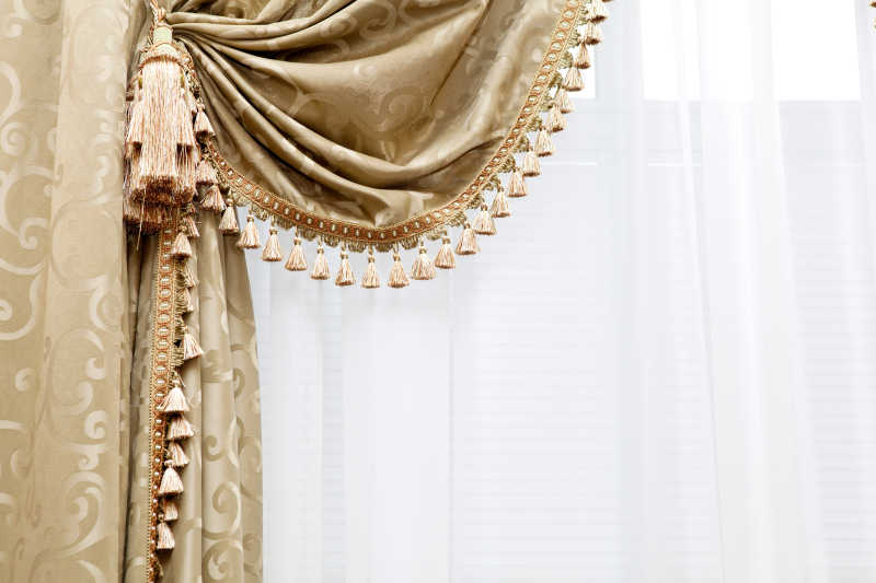 豪华的黄色窗帘