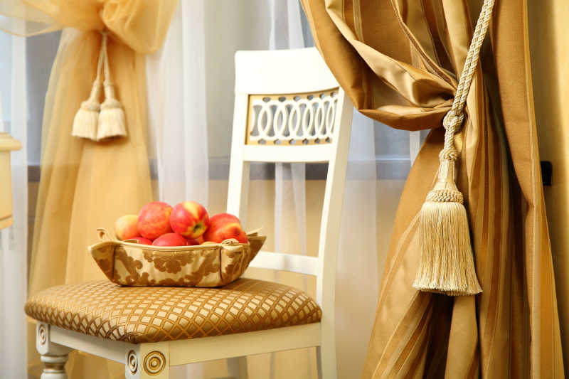 房间里豪华打气的金黄色窗帘