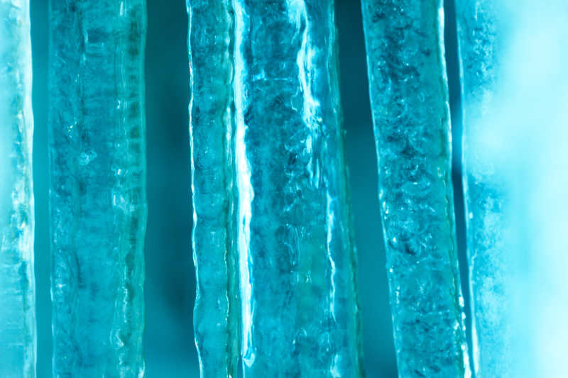 水蓝色的美丽冰柱