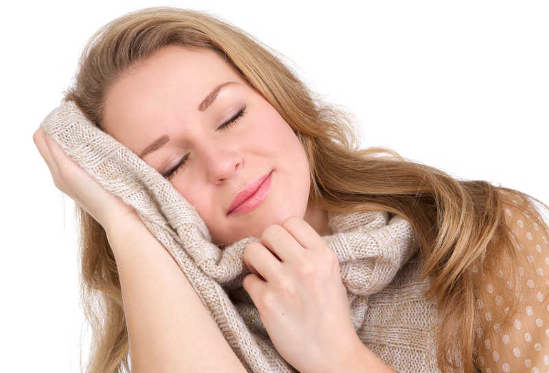 金发女人穿着羊毛软毛衣