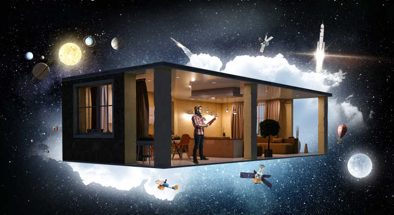 站在夜空中房屋模型的男人