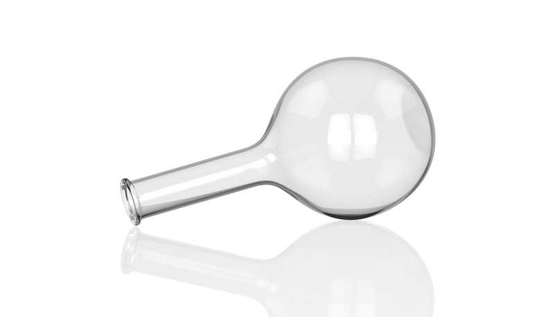 横放在白色背景上的玻璃器皿