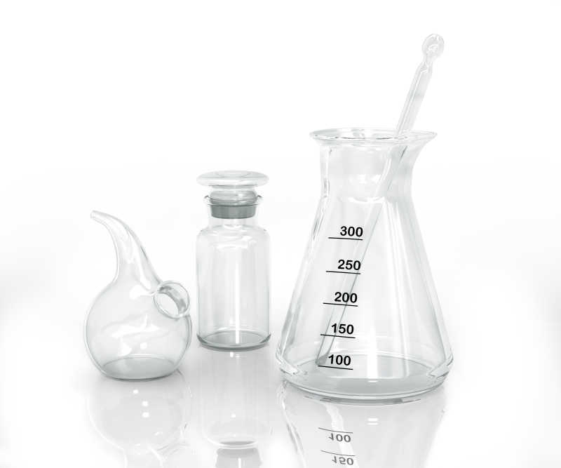 白色背景前透明玻璃器皿试剂瓶