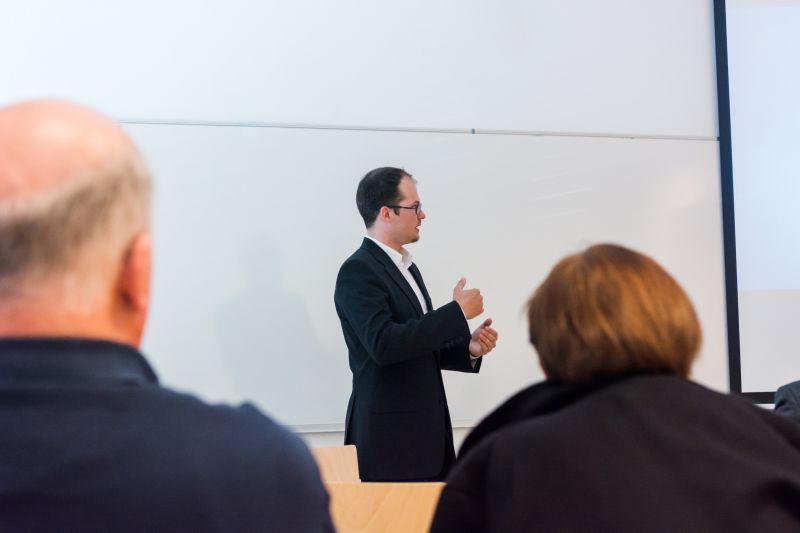 商人在会议上进行演讲