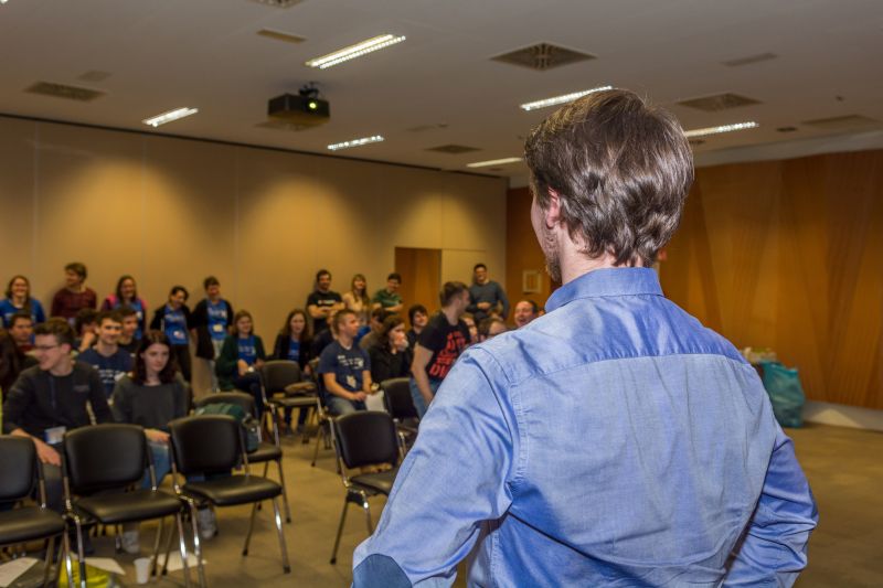 会议室里坐着的观众和商务男人的背影